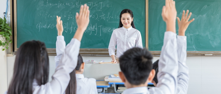 上课学生积极举手